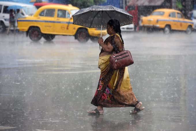 Weather Update: IMD issues red alert for Mumbai due to heavy rains; monsoon to hit UP soon, schools closed in Tamil Nadu 1 377017 rain 1 ians